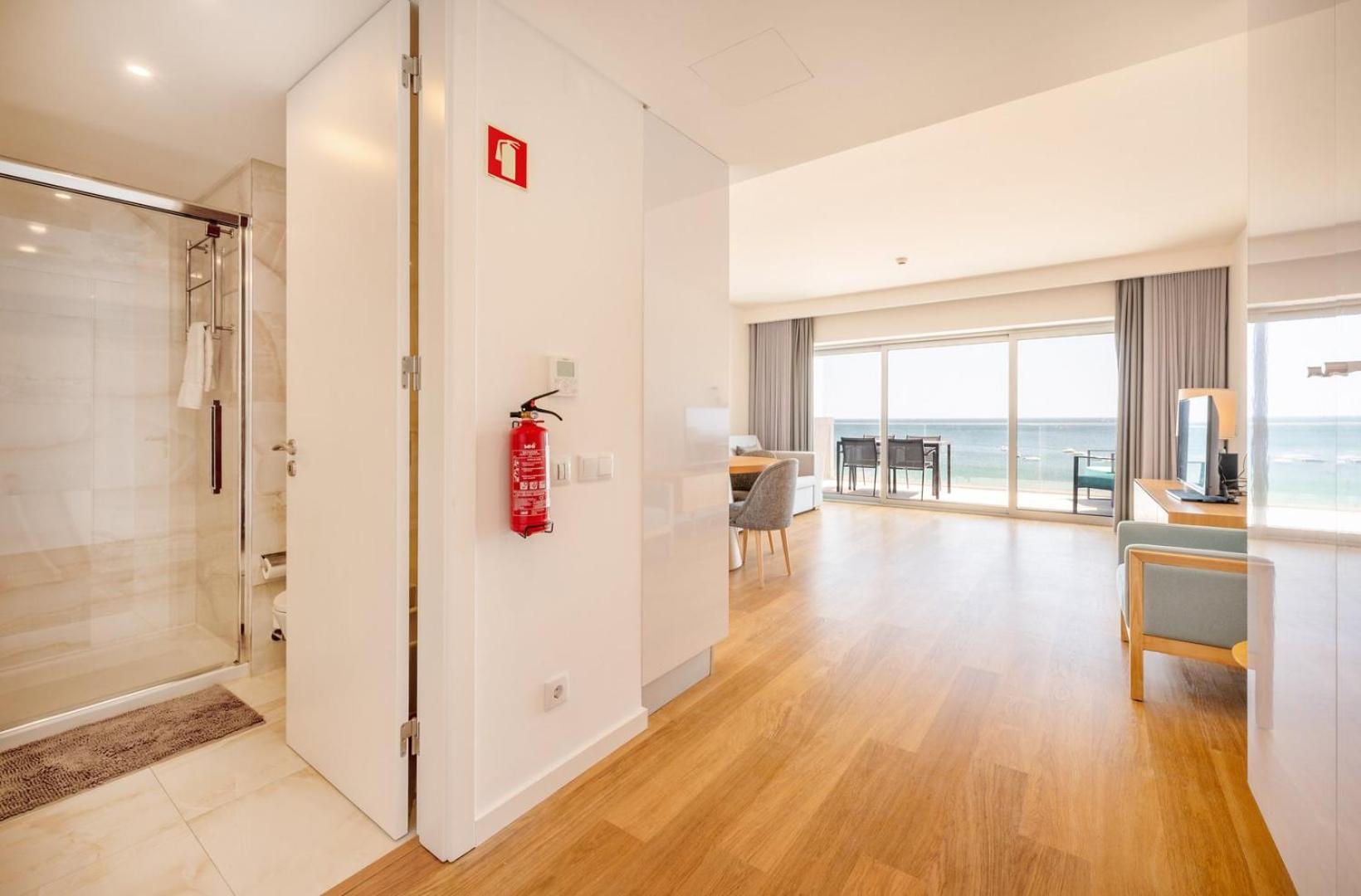 Guestready - Beachfront Naufrago'S Retreat 2 Sesimbra Bagian luar foto